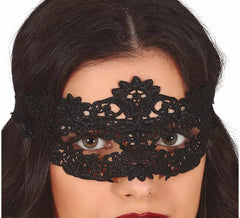Dunkelschwarze bestickte Maske
