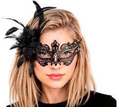 Maske mit schwarzer Feder