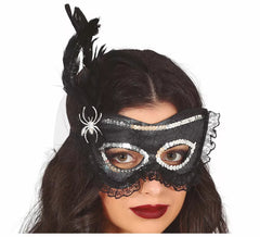 Schwarze Maske mit Spinne und Feder