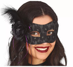 Schwarze Maske mit Feder