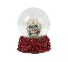 Kristallkugel mit Totenkopf und Rosen in den Maßen 6,9 x 8,4 x 6,9 cm