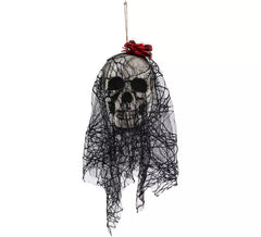 Totenkopf-Anhänger mit Schleier