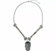 Halskette mit Totenkopf und Knochen aus Metall