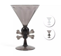 Totenkopf-Cocktailglas in verschiedenen Farben mit den Maßen 8x18x12 cm