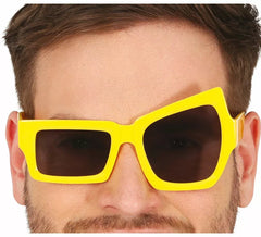 Gelbe Brille mit erwachsenem Augenzwinkern
