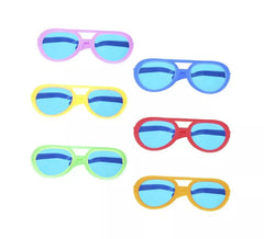 Riesige blaue Brille in verschiedenen Farben