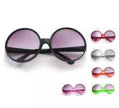 Klassische runde Gläser in verschiedenen Farben