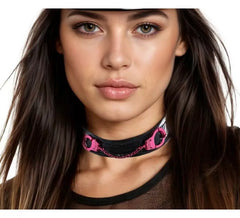 Halsband mit rosa Handschellen