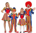 Grupo de payasos multicolores a rayas