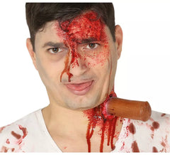 FX Narben Make-up mit Nagelpfahl