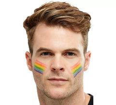 Fettiges Make-up auf der Regenbogen-Kit-Leiste