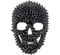 Totenkopfmaske mit Nieten