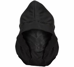 Schwarze Maske mit Kapuze und leuchtenden Augen