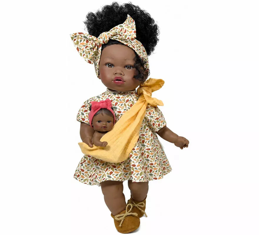 Muñeca Alika con Bebé y Vestido Botánico de 40 cm