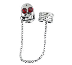 Totenkopf-Kettenohrring mit roten Steinen