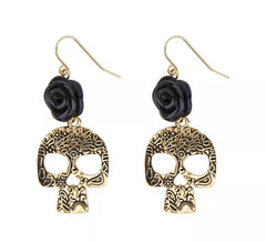 Goldener Totenkopf mit schwarzen Rosenohrringen