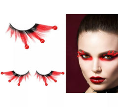 Falsche Wimpern mit Blutstropfen