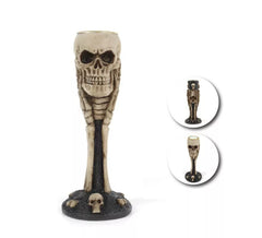 Harz-Kerzenhalter mit dunklem Totenkopf, 5,3 x 13 x 5,3 cm