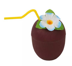 Kokosglas mit Strohhalm und Blume