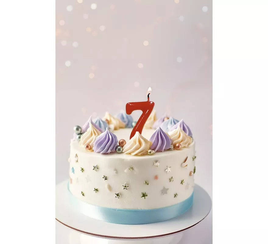 Translation missing: de.Vela roja con el número 7 para cumpleaños
